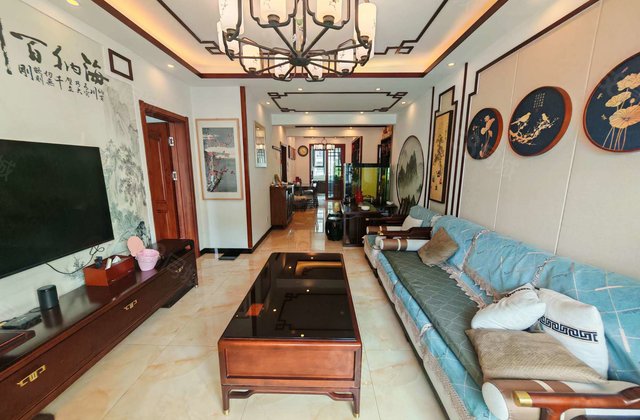 电梯房 3室2厅 朝南 精装修 看房方便 有钥匙