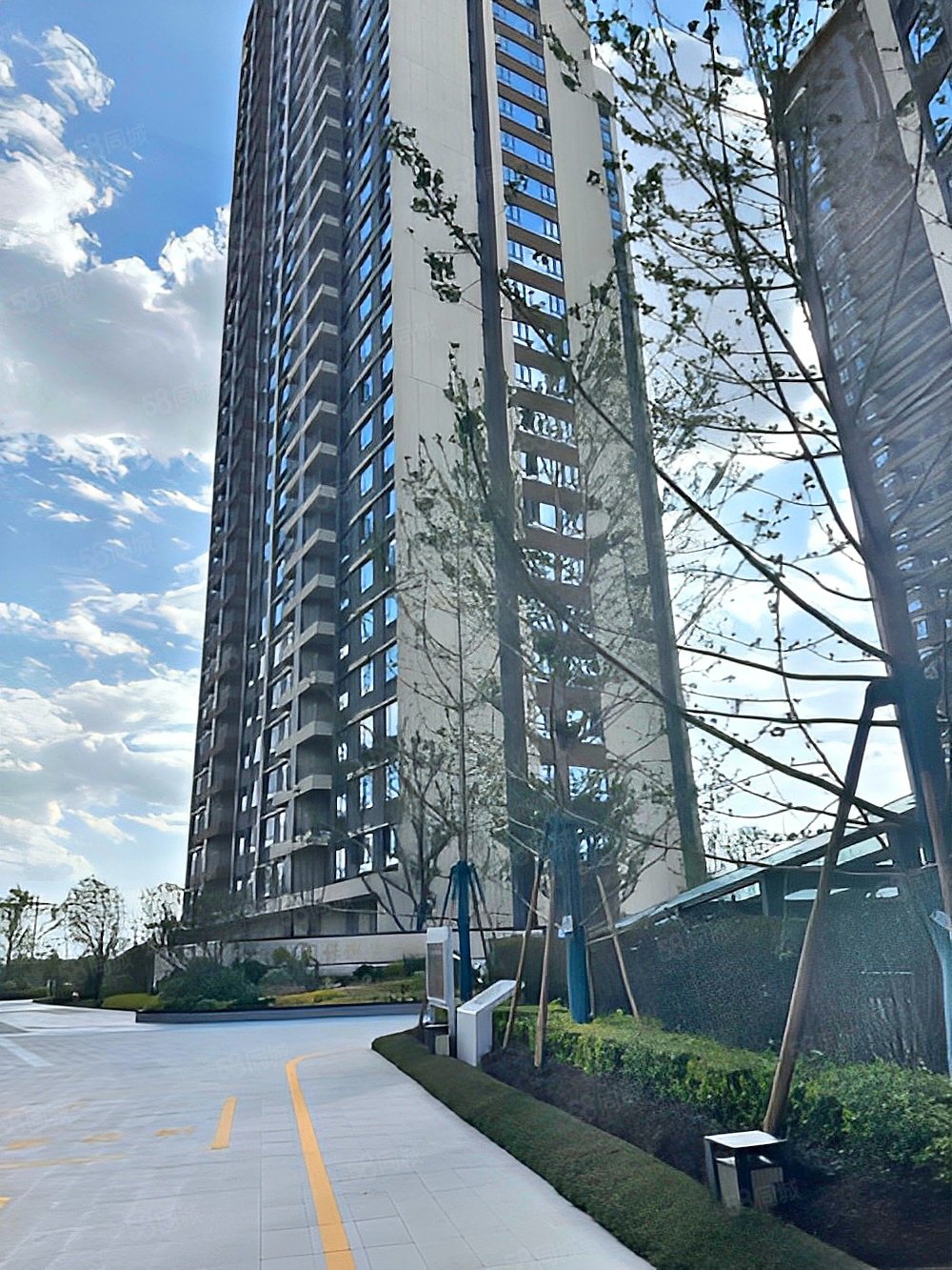 滇池边保利和光屿湖现房77平总价40万即住