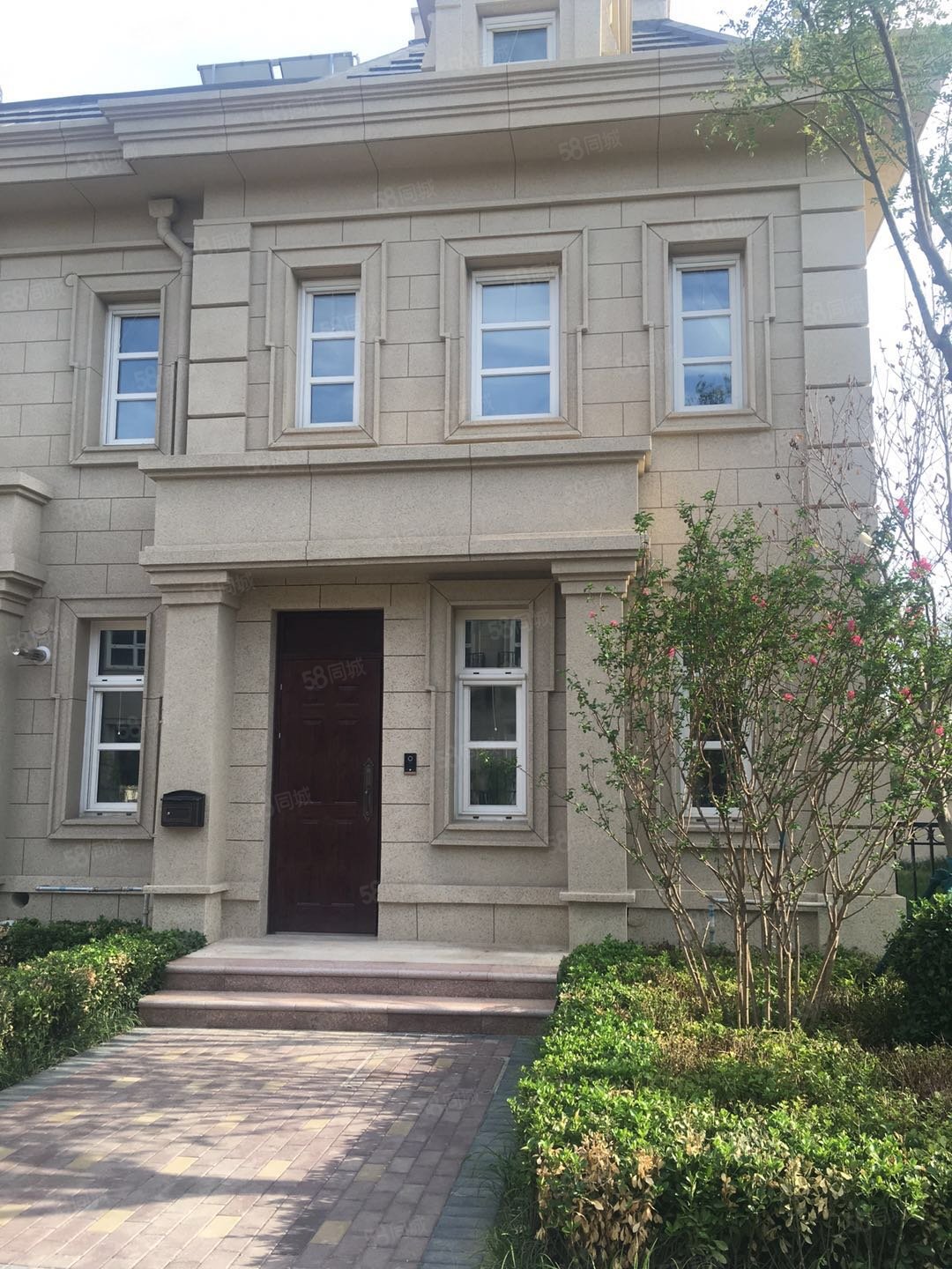 团泊湖融创法式精装别墅四室赠家具家电地上三层南向花园可看房