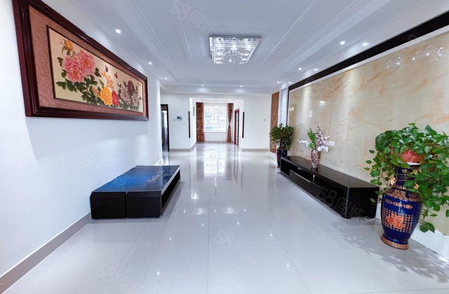 出售月亮万C区三室 采光好 附近商圈成熟 生活便利