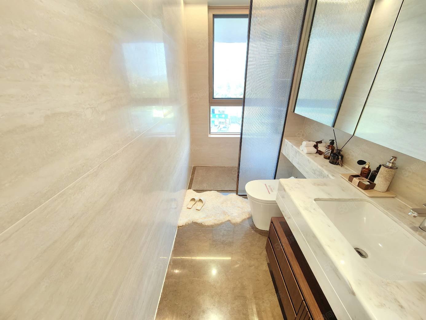 国瑞麓林府4室2厅3卫143㎡南北104万