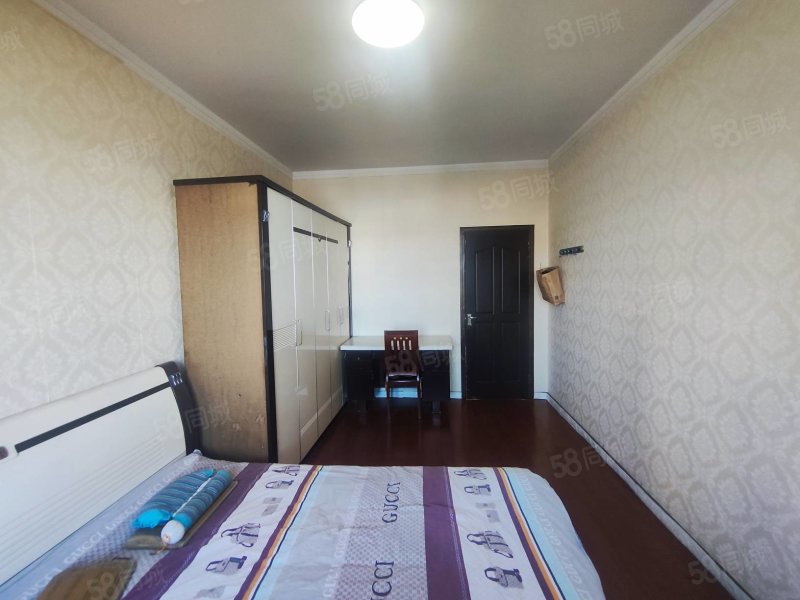 华美商住楼3室2厅1卫131㎡南北55万