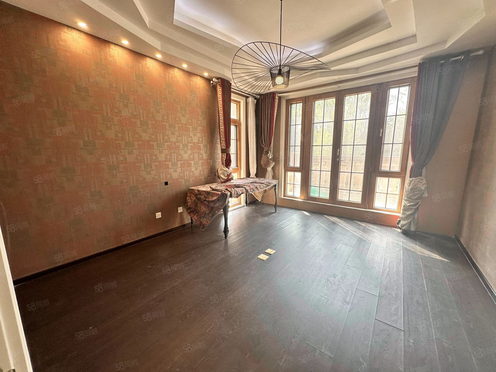 藍岸麗舍(別墅)8室3廳8衛(wèi)591.37㎡南北1380萬