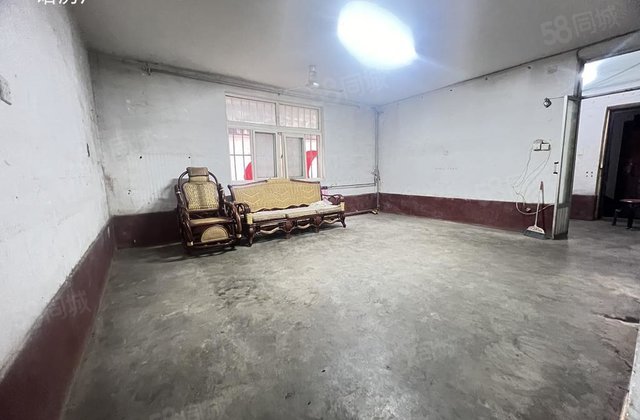 市中心一楼带院子，内燃机家属院（育新街）三室朝阳，房东急售