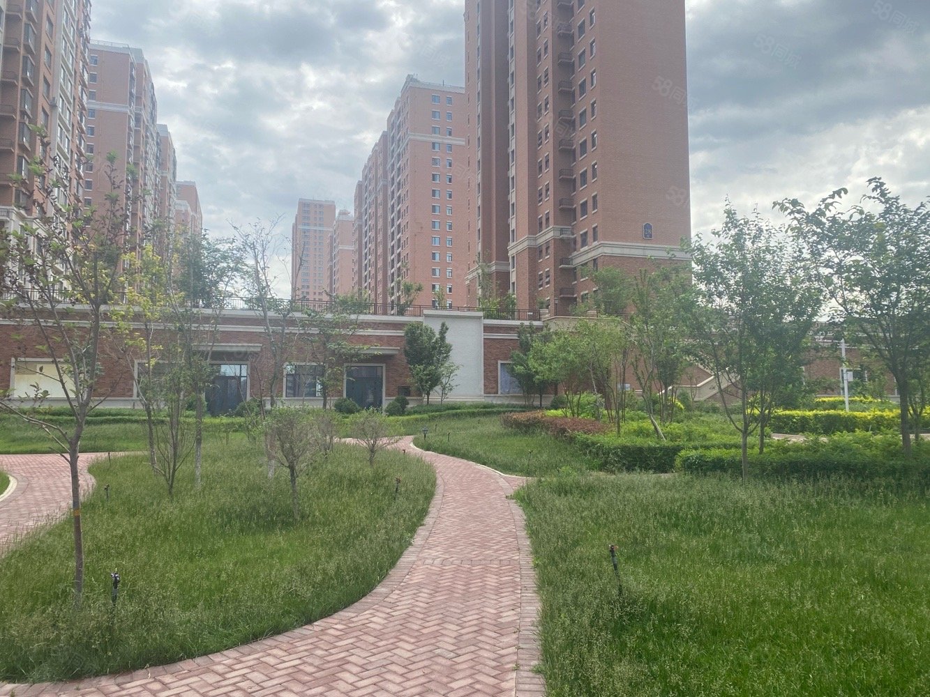 世界冠郡(二期)3室2厅2卫115㎡南北95万