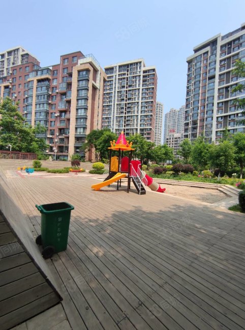 湖海假日3室2厅2卫147㎡南北75万