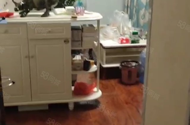 5号楼步梯三楼，正南朝向，精装修，价格可议，房东直卖