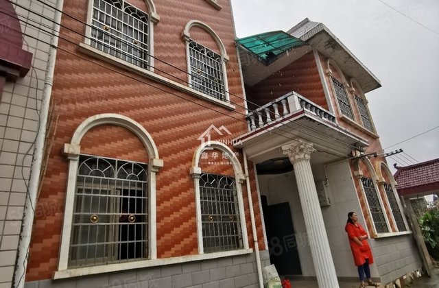 市中心三层私房出售 有天有地车到家 双证齐全可过户 随时看房