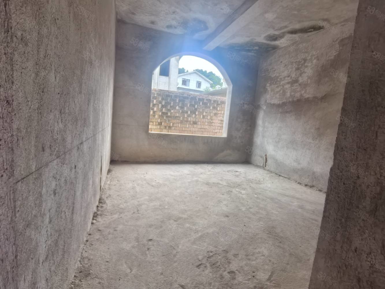 袁山西路别墅8室3厅3卫260㎡南北169万