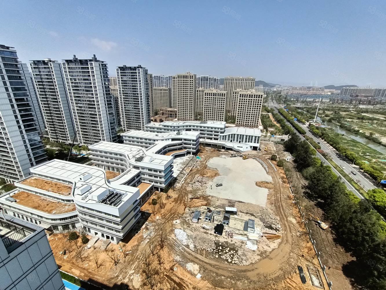 急售天辰誉府高层129平包车位258万