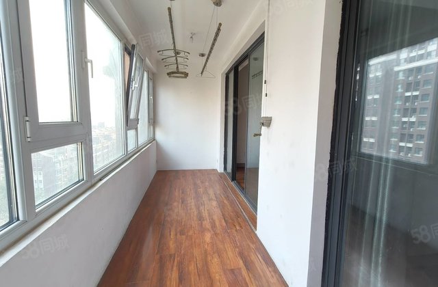 带车位地下室免大税，水岸花语，三叶草户型，中间楼层，边户