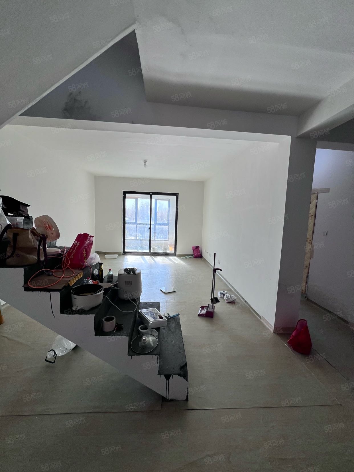 逍遥绿苑4室2厅2卫177㎡东140万