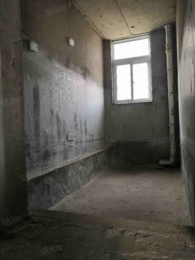 巨人印象小区3室2厅2卫127㎡南56万