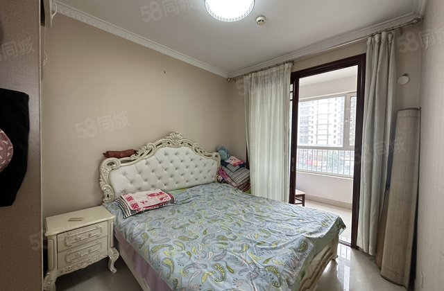 大学城A区，三室两厅两卫，中间楼层，证满两年，送储藏室