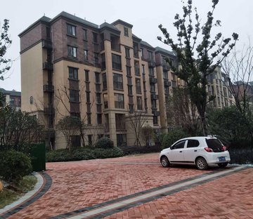盘龙城 盘龙湾荷苑 洋房 一体两户 公摊小 正规三房 朝南