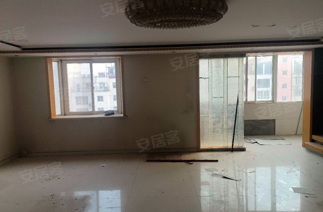 世纪华庭4室2厅3卫241㎡南北180万