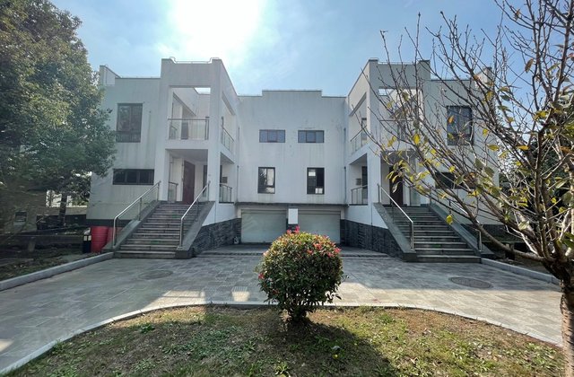 采光通透,诚卖4室2厅3卫330㎡南北共3层2015年建造金湖银滩(别墅)巴城