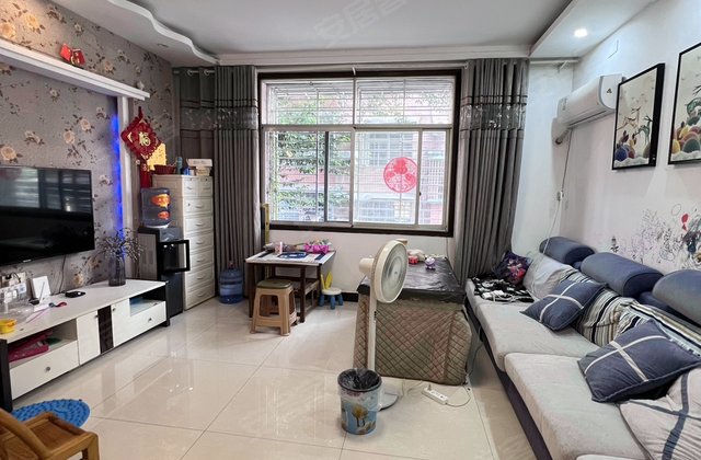 城中心 步梯低层大三房精装 拎包入住