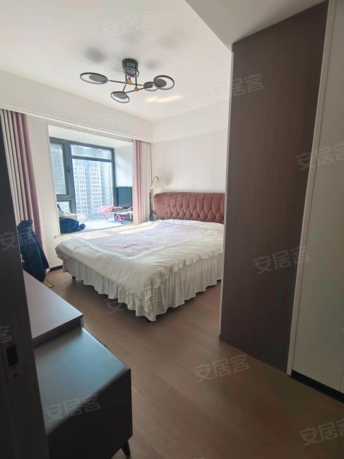 金轮津桥华府的板楼 楼龄新 临地铁 豪华精装 中间楼层采光好