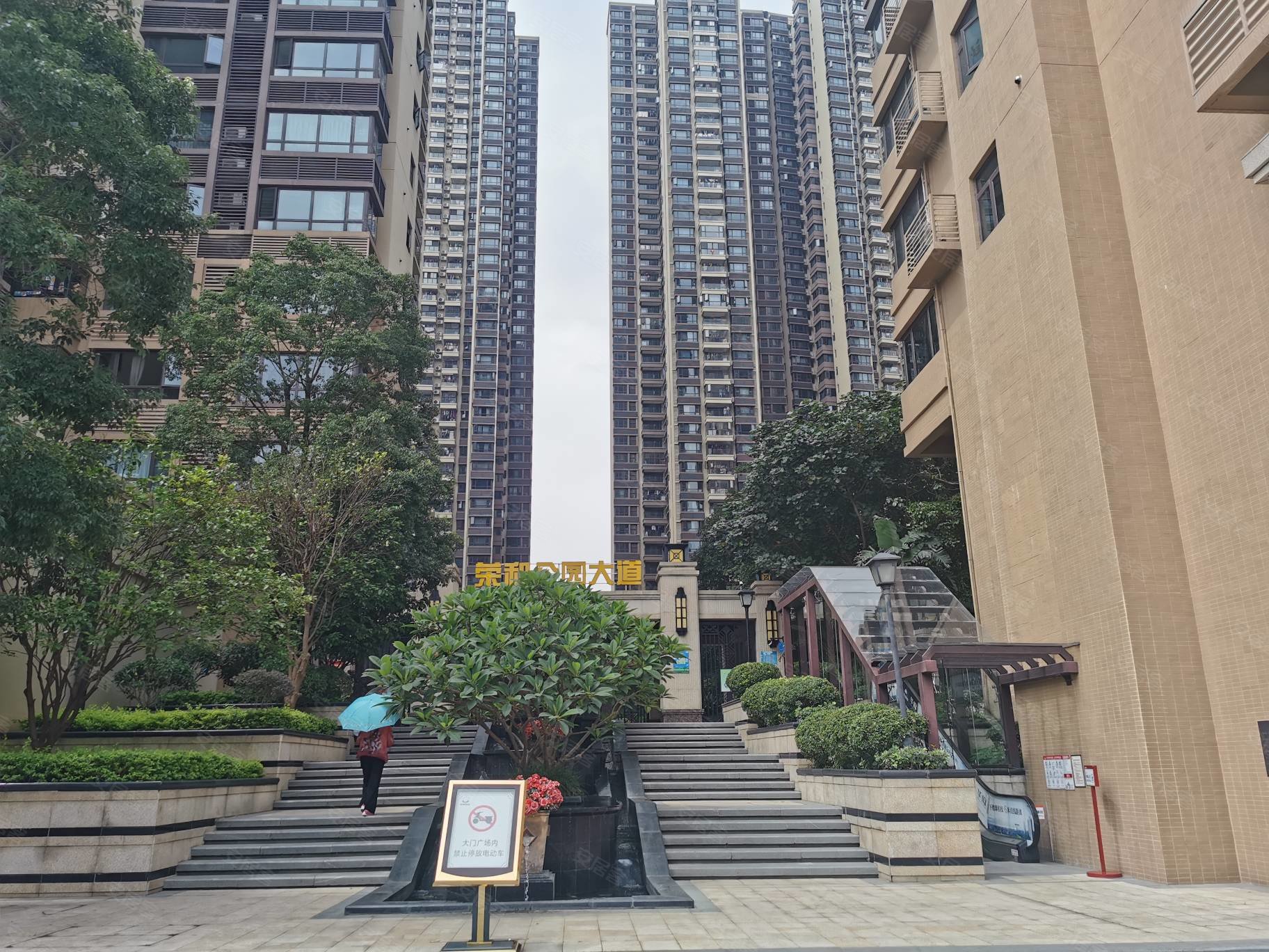 业主急卖 低市场价30万 房子保养好 荣和公园大道精装5房