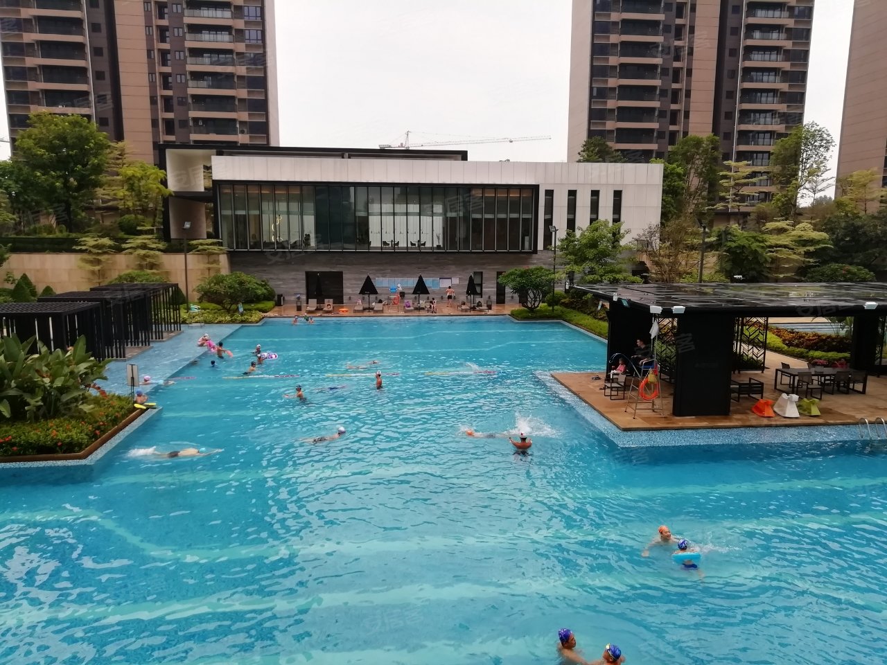 宽敞小区南北通透小区配套下沉式大游泳池园林环境楼距宽