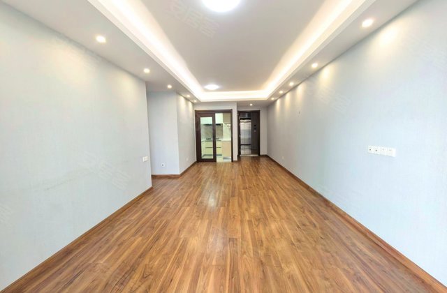 地铁口 湖景次新房 全房精装 一天未入住 看房有钥匙