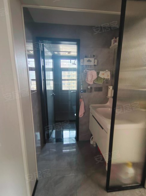 金轮津桥华府的板楼 楼龄新 临地铁 豪华精装 中间楼层采光好