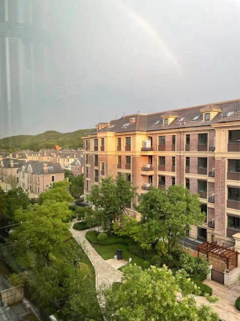 位于保利西山林语二期的房源 中间楼层 小三房 可拎包入住!