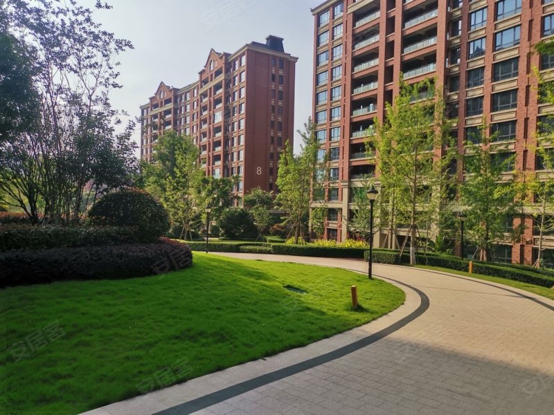 阳光城哈罗小镇4室2厅2卫144㎡东136万