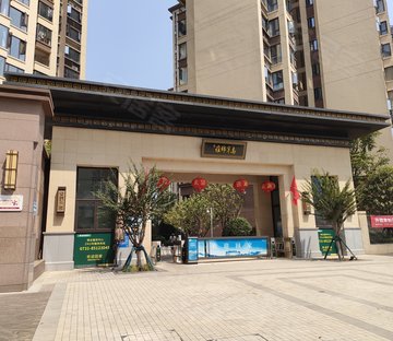 蓝光雍锦半岛 满五   正规商品房 南北通透 中间楼层采光好