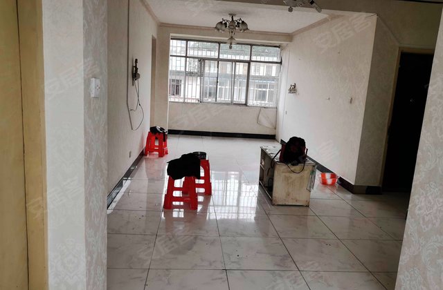 文苑路10号农行住宿区，三室两厅一厨一卫，价格可议，产权清晰