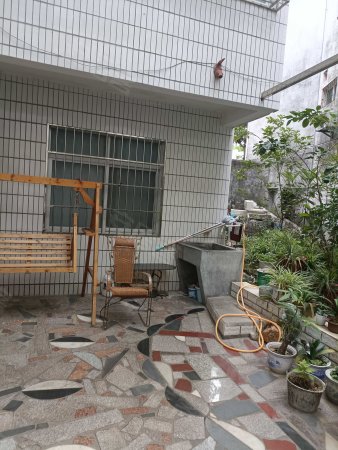 齐峰路小区4室3厅3卫231㎡南159万