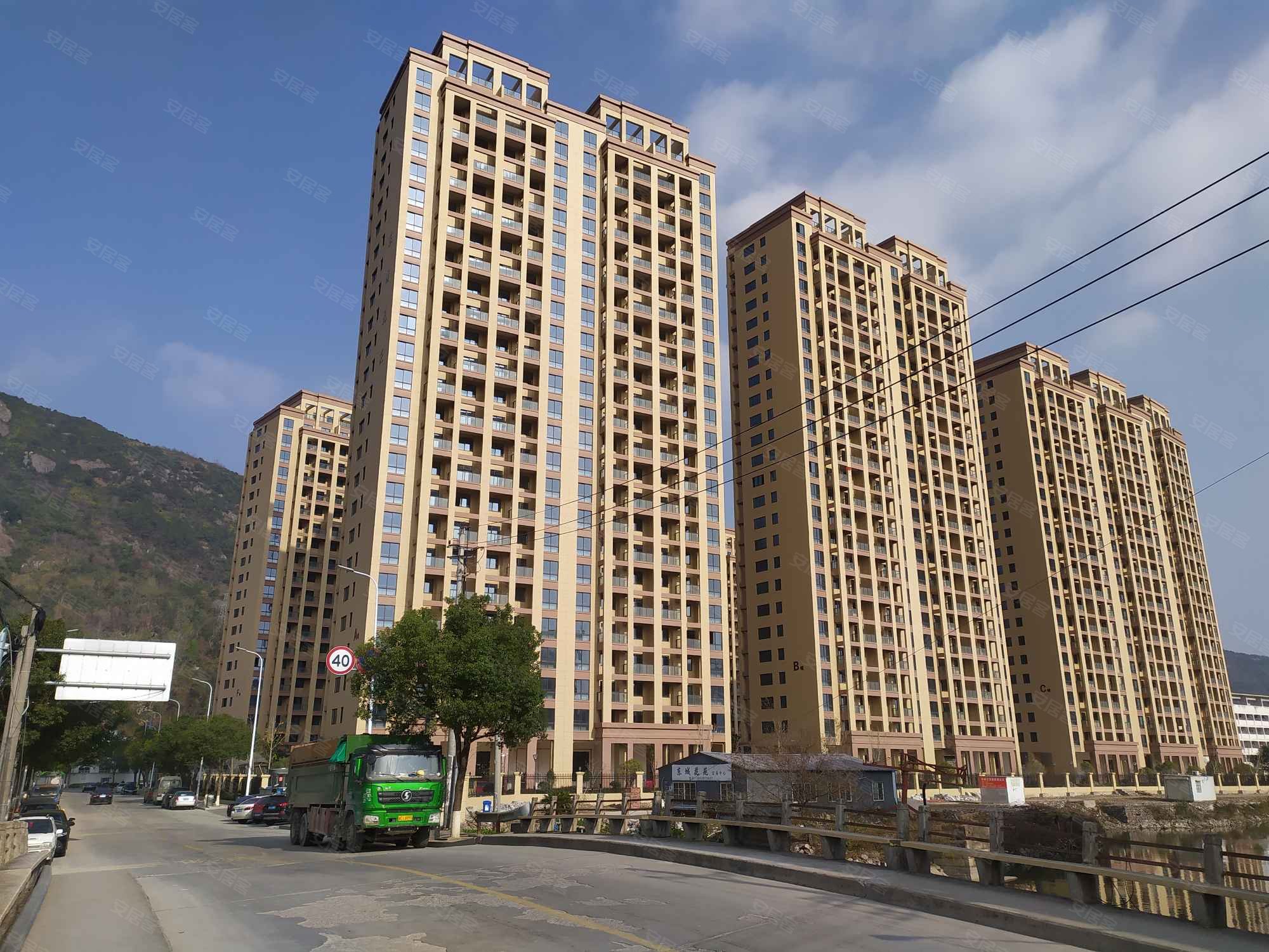 东城花苑152平中层直签送车位118万4房3卫蝴蝶广场旁