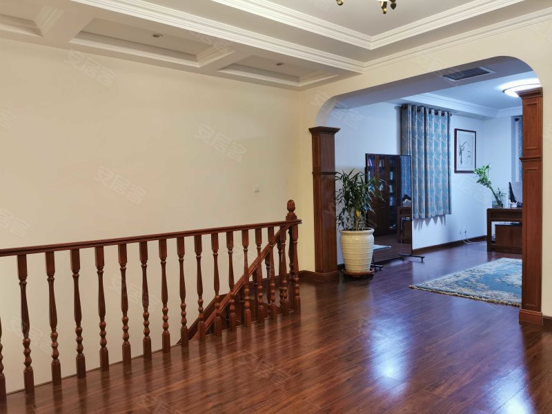 齐龙世纪花园5室3厅2卫345㎡南293万