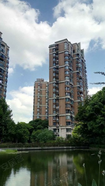 春申景城湖滨晨韵 