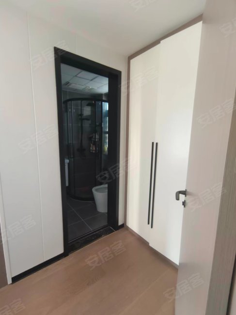 金轮津桥华府的板楼 楼龄新 临地铁 豪华精装 中间楼层采光好