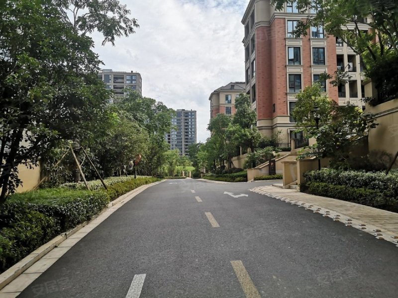 绿城桃源小镇芳菲郡