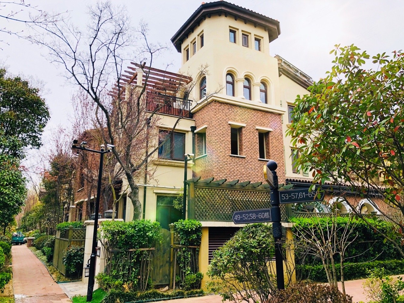 足球场的合院别墅620万马路边户阳光一天满满的