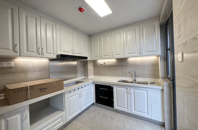 恒大翡翠华庭4室2厅141.96㎡94.8万二手房图片