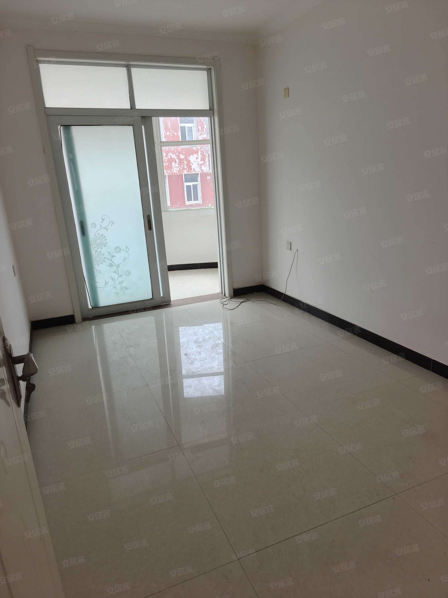 新艺花城3室2厅1卫134㎡南北28万