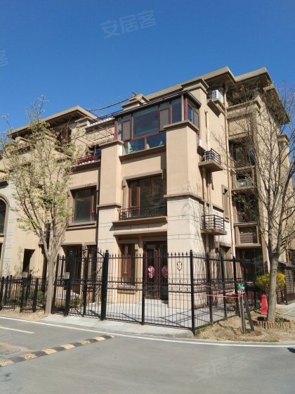 大厂世茂萨拉曼卡上叠拼别墅121平米送车位花园 露台180万