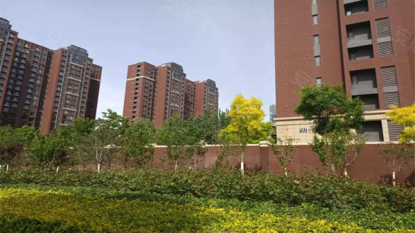 朗润园 距离地铁口200米,环境好,万科物业