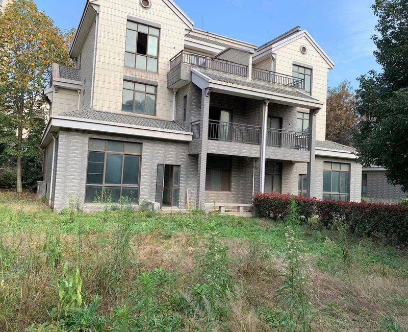 盘龙湾 联排别墅 带院子 地下室 证满 275万随时看房