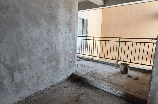 柏林国际5室2厅142㎡62.8万二手房图片