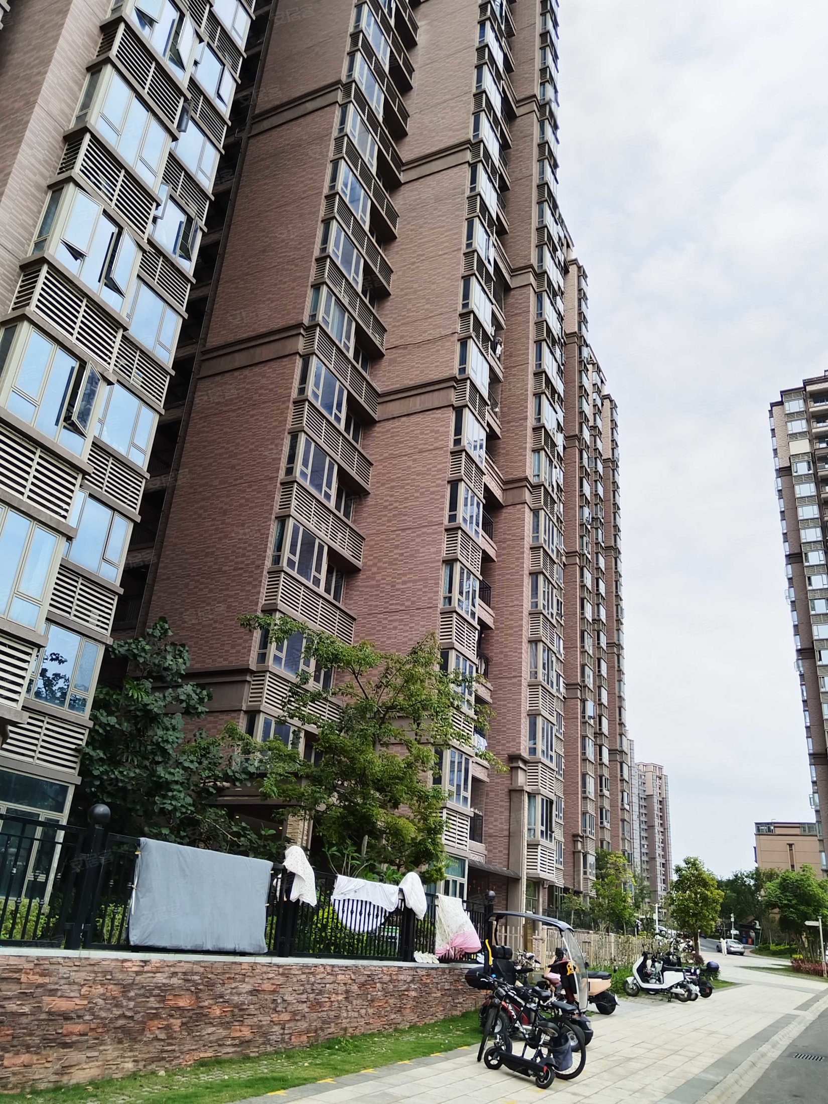 海逸豪庭尚都(2期) 低密度 刚需小三居 板楼 房龄新