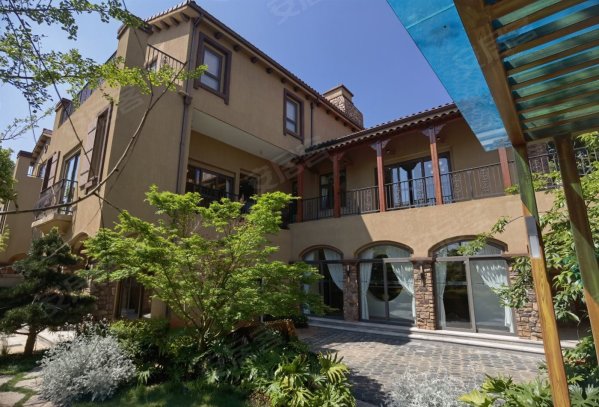 俊发玉龙湾(别墅)4室5厅8卫572㎡南916万