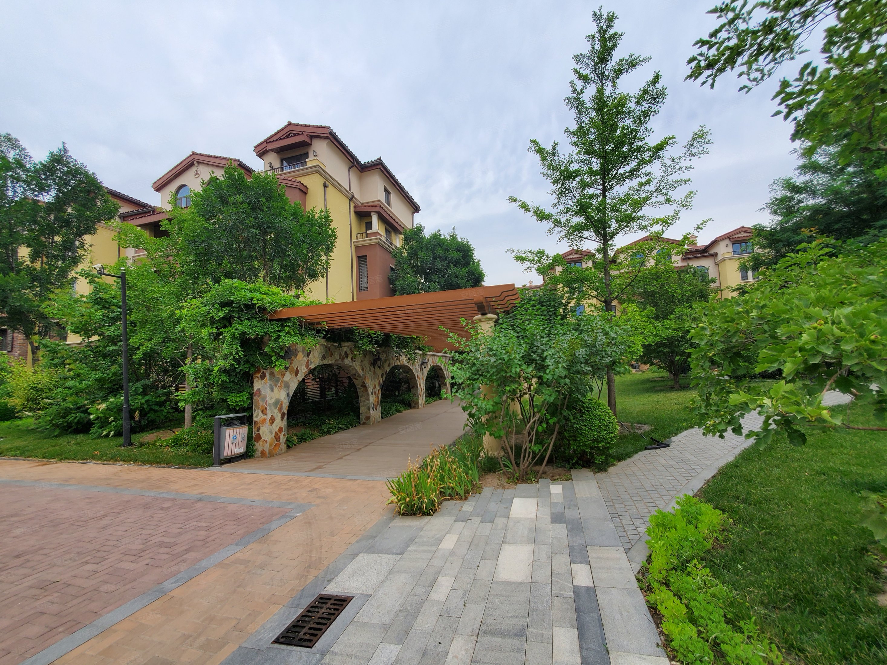 世茂香颂2室2厅1卫85㎡南北76万