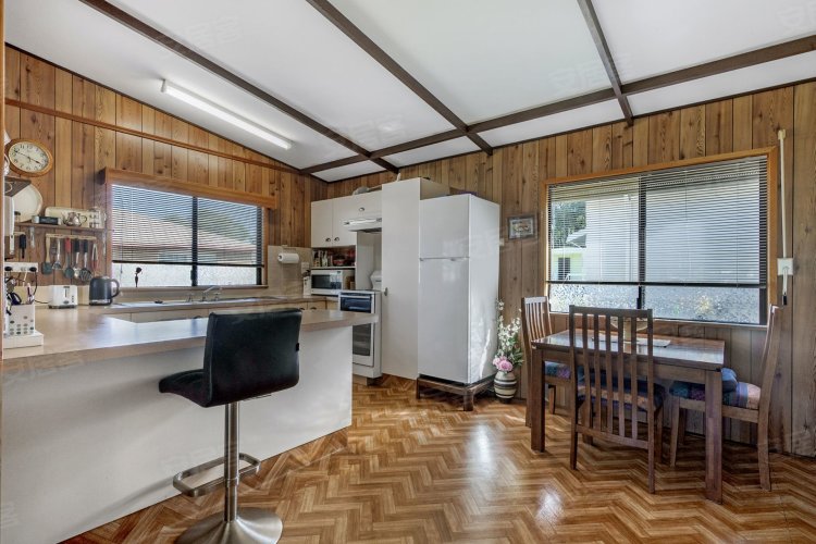 澳大利亚约¥133万东北面 2 间卧室， 2 浴室家在高架位置俯瞰公园在定居者超过 50 的村庄库姆巴巴。二手房公寓图片