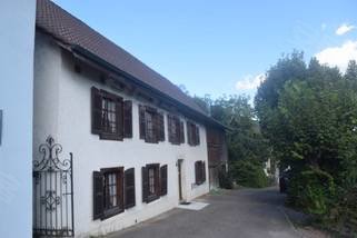 瑞士约¥348万令人愉快的独立房子俯瞰着小镇，后面有800平方米的地段，前面有烤架的小花园二手房独栋别墅图片