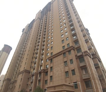 阿房路 大型社区  梧桐年华 136平  大三室 电梯房双气